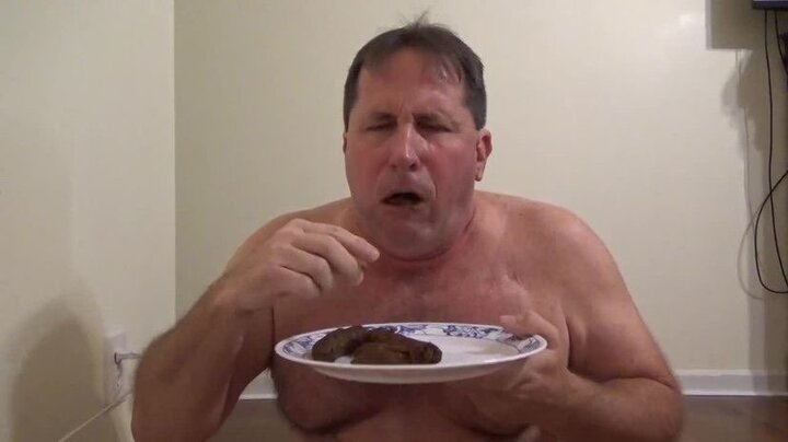 Tom Pearl eating from a plate — the iconic meme image